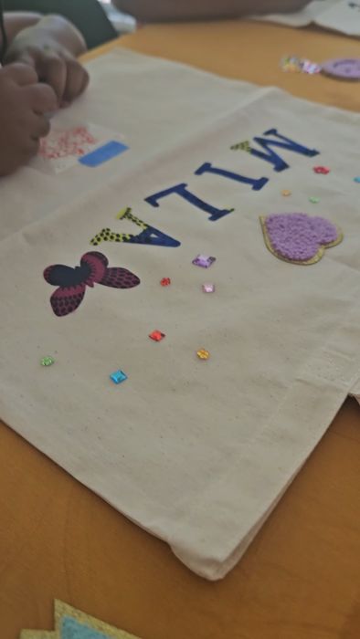 Tote bag decorating - Mila name with rhinestones